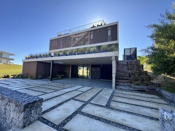 Casa en Venta Costa Esmeralda Barrio Golf, 5 Dormitorios 380m² Pileta Fondo Golf A Estrenar USD 1.150.000