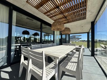 Casa en Venta Costa Esmeralda Barrio Golf, 5 Dormitorios 380m² Pileta Fondo Golf A Estrenar USD 1.150.000