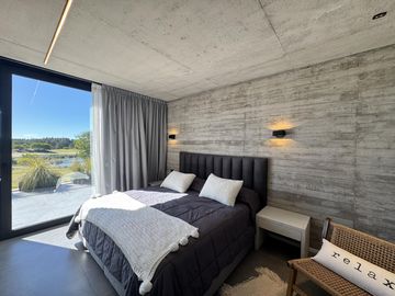 Casa en Venta Costa Esmeralda Barrio Golf, 5 Dormitorios 380m² Pileta Fondo Golf A Estrenar USD 1.150.000