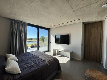 Casa en Venta Costa Esmeralda Barrio Golf, 5 Dormitorios 380m² Pileta Fondo Golf A Estrenar USD 1.150.000