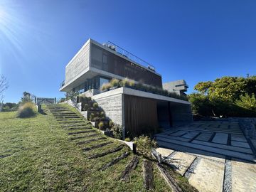 Casa en Venta Costa Esmeralda Barrio Golf, 5 Dormitorios 380m² Pileta Fondo Golf A Estrenar USD 1.150.000