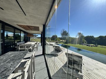 Casa en Venta Costa Esmeralda Barrio Golf, 5 Dormitorios 380m² Pileta Fondo Golf A Estrenar USD 1.150.000