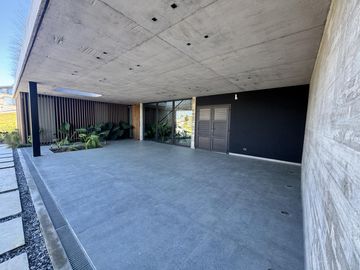 Casa en Venta Costa Esmeralda Barrio Golf, 5 Dormitorios 380m² Pileta Fondo Golf A Estrenar USD 1.150.000