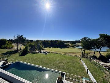 Casa en Venta Costa Esmeralda Barrio Golf, 5 Dormitorios 380m² Pileta Fondo Golf A Estrenar USD 1.150.000