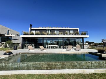 Casa en Venta Costa Esmeralda Barrio Golf, 5 Dormitorios 380m² Pileta Fondo Golf A Estrenar USD 1.150.000