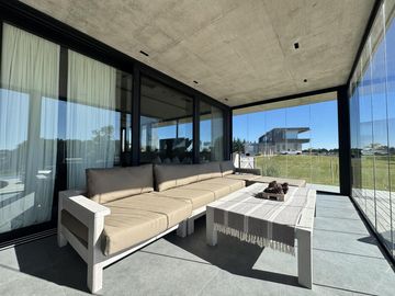 Casa en Venta Costa Esmeralda Barrio Golf, 5 Dormitorios 380m² Pileta Fondo Golf A Estrenar USD 1.150.000