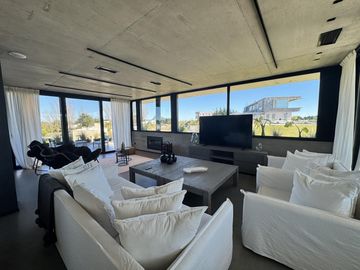 Casa en Venta Costa Esmeralda Barrio Golf, 5 Dormitorios 380m² Pileta Fondo Golf A Estrenar USD 1.150.000