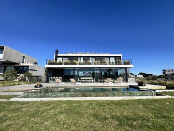 Casa en Venta Costa Esmeralda Barrio Golf, 5 Dormitorios 380m² Pileta Fondo Golf A Estrenar USD 1.150.000
