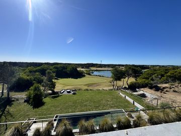 Casa en Venta Costa Esmeralda Barrio Golf, 5 Dormitorios 380m² Pileta Fondo Golf A Estrenar USD 1.150.000