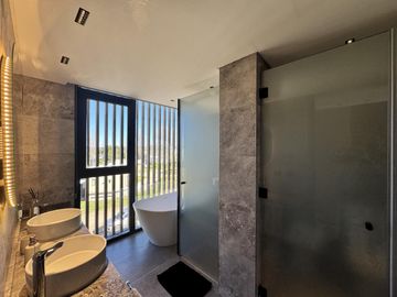 Casa en Venta Costa Esmeralda Barrio Golf, 5 Dormitorios 380m² Pileta Fondo Golf A Estrenar USD 1.150.000