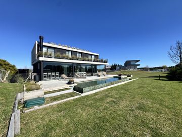 Casa en Venta Costa Esmeralda Barrio Golf, 5 Dormitorios 380m² Pileta Fondo Golf A Estrenar USD 1.150.000