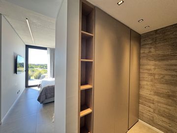 Casa en Venta Costa Esmeralda Barrio Golf, 5 Dormitorios 380m² Pileta Fondo Golf A Estrenar USD 1.150.000