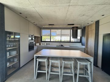 Casa en Venta Costa Esmeralda Barrio Golf, 5 Dormitorios 380m² Pileta Fondo Golf A Estrenar USD 1.150.000