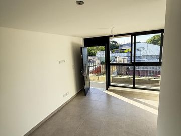 Departamento de dos ambientes en venta - Moron Sur