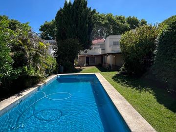 Casa en VENTA de 3 dormitorios, jardín con pileta y quincho! Barrio Alberdi