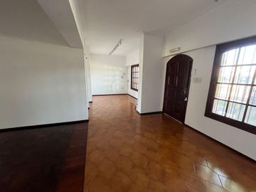 Casa en VENTA de 3 dormitorios, jardín con pileta y quincho! Barrio Alberdi
