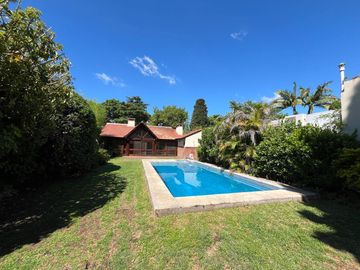 Casa en VENTA de 3 dormitorios, jardín con pileta y quincho! Barrio Alberdi