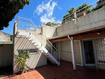 Casa en VENTA de 3 dormitorios, jardín con pileta y quincho! Barrio Alberdi