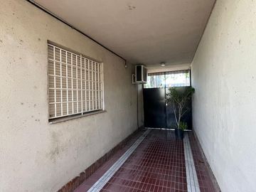 Casa en VENTA de 3 dormitorios, jardín con pileta y quincho! Barrio Alberdi