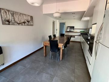Casa en VENTA de 3 dormitorios, jardín con pileta y quincho! Barrio Alberdi