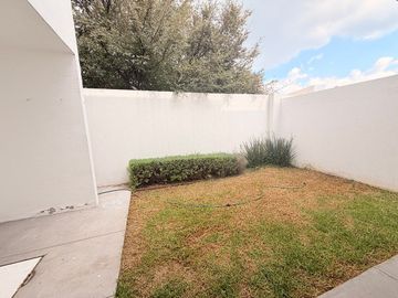 Renta casa en El refugio 3 recamaras cada una con baño