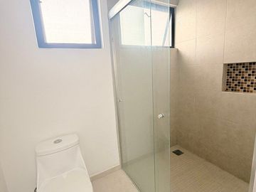 Renta casa en El refugio 3 recamaras cada una con baño