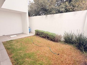 Renta casa en El refugio 3 recamaras cada una con baño