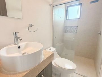Renta casa en El refugio 3 recamaras cada una con baño