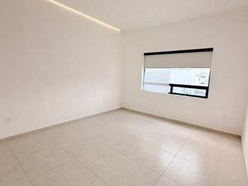 Renta casa en El refugio 3 recamaras cada una con baño