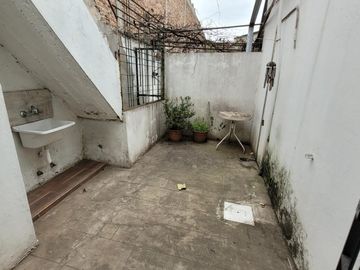 Casa ph dos ambientes con patio sin expensas en ALQUILER