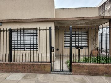 Casa ph dos ambientes con patio sin expensas en ALQUILER