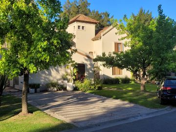 Casa en Alquiler  Pacheco Golf Club 4 dormitorios con jardin y pileta
