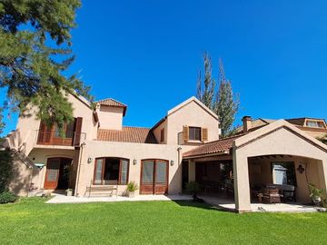 Casa en Alquiler  Pacheco Golf Club 4 dormitorios con jardin y pileta