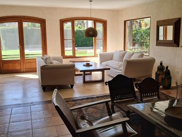 Casa en Alquiler  Pacheco Golf Club 4 dormitorios con jardin y pileta