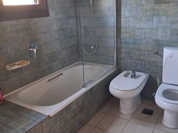 Casa en Alquiler  Pacheco Golf Club 4 dormitorios con jardin y pileta