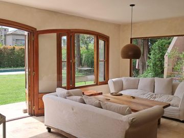 Casa en Alquiler  Pacheco Golf Club 4 dormitorios con jardin y pileta