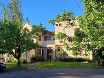 Casa en Alquiler  Pacheco Golf Club 4 dormitorios con jardin y pileta