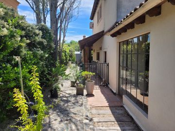 Casa en Alquiler  Pacheco Golf Club 4 dormitorios con jardin y pileta