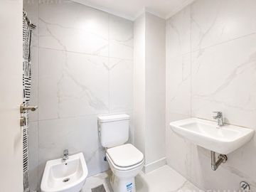Departamento monoambiente al frente con balcón Apto Profesional