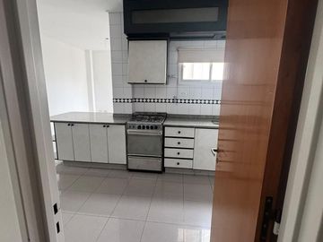 Piso en alquiler 3 dormitorios 2 cocheras 45 e 9 y 10 La Plata