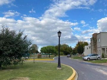 Lote central en venta en Barrio privado Santo Tomás, Pilar, Bs.As.