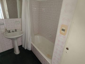Departamento de 2 ambientes en alquiler. Lavadero. Frente con balcón. Av. Cabildo al 4900. Nuñez