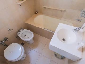Departamento de 2 ambientes amplios C/cochera