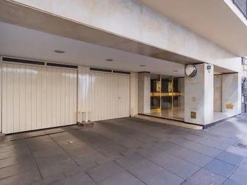 Departamento de 2 ambientes amplios C/cochera