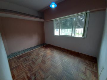 Casa 3 ambientes con   lote en Venta - Morón