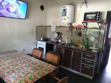 Amplio propiedad en esquina de mas de 700 m2 con casa y deposito  en venta en Laferrere