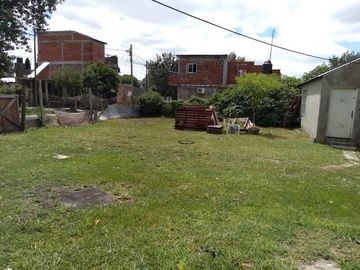 Amplio propiedad en esquina de mas de 700 m2 con casa y deposito  en venta en Laferrere