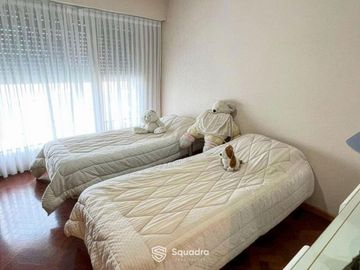 VENTA - Casa sobre la barranca de 3 dormitorios, piscina, jardín y cochera - Alberdi, Rosario.