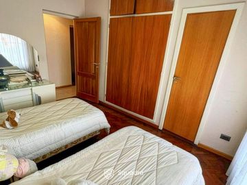 VENTA - Casa sobre la barranca de 3 dormitorios, piscina, jardín y cochera - Alberdi, Rosario.