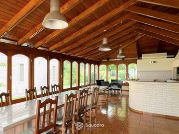 VENTA - Casa sobre la barranca de 3 dormitorios, piscina, jardín y cochera - Alberdi, Rosario.
